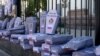 Десятки картонных гробов возле здания посольства России в Киеве.