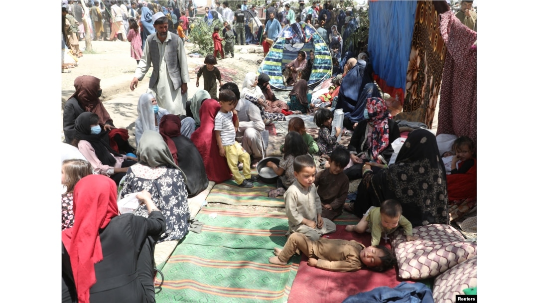Mii de oameni au devenit refugiați interni, încercând să fugă din calea talibanilor. Aceștia s-au adăpostit in Kabul, dar orașul a căzut astăzi în mâinile militanților.