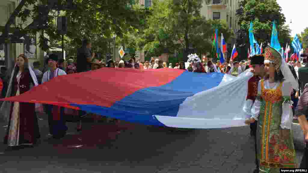 У Сімферополі пройшов Парад народів. Представники десятка різних національностей вийшли в костюмах, із прапорами й піснями свого народу. У параді брали участь естонці, поляки, білоруси, кримські татари, молдавани, кримчаки й багато інших національностей. Української делегації серед ходи не було, 12 червня 2016 року