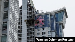 Opštećena zgrada u ruskom napadu na Kijev, 7. maj 2025.
