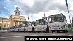 Автобусы ISUZU у здания мэрии Бишкека. 22 июня 2021 года.