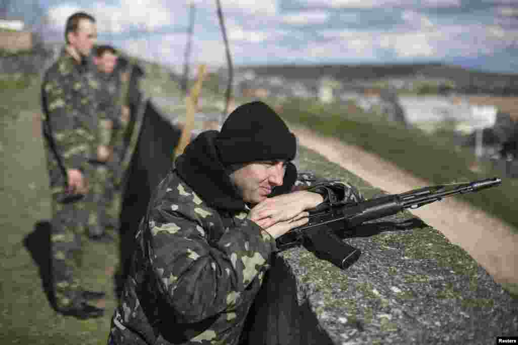 Українські військові на варті військової частини біля аеродрому Бельбек під Сімферополем, 5 березня 2014 року