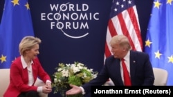 Donald Trump i predsednica Evropske komisije Ursula von der Leyen u Davosu