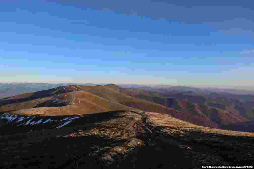 Українські Карпати з кожним роком все більше забудовують. Також поїздка гірським бездоріжжям Карпат на джипах, квадроциклах чи баггі шкодить природі, наражає на небезпеку піших туристів та нищить місцевість, кажуть фахівці. Попри це випадки нелегальних оффроуд-ралі у Карпатах регулярні. На фото: дорога на Боржавському хребті, роз'їжджена баггі і квадроциклами, 31 жовтня 2025 року