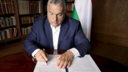 A Fidesz tizenöt másik jobboldali és szélsőjobboldali párttal együtt csatlakozott egy felhíváshoz Európa jövőjéről. Orbán Viktor aláírja a felhívást Budapesten, 2021. július 2-án