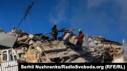 კიევზე 28 აგვისტოს ღამეს განხორციელებული თავდასხმის შედეგად დანგრეულ შენობაში სამაშველო სამუშაოები მიმდინარეობს. 28 აგვისტო, 2025 წელი