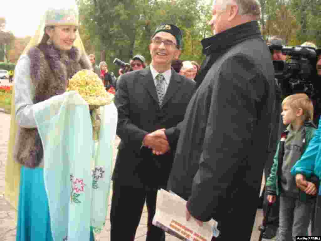 "Туган тел" өлкә татар җәмгыяте президенты Илгиз Кәлүч һәм "Туган тел" әгъзасы Наилә Сабирҗанова Дума рәисе Федор углы Виктор Сазоновны каршы ала