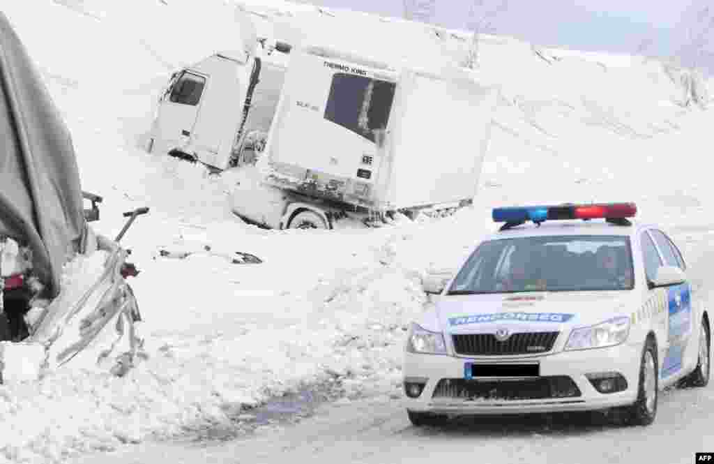 Căderi abundente de zăpadă au cauzat accidente pe autostrada E71 de la granița dintre Croația, Slovenia și Ungaria, 15.03.2013.