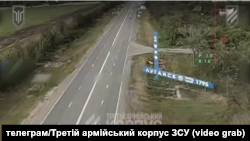 Стела на в'їзді до окупованого Луганська. Скріншот з відео, знятого дроном батальйону безпілотних систем Третьої штурмової бригади у складі 3-го АК і опублікованого 31 травня 2026 року