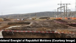 Lucrări de modernizare a Stației Electrice Chișinău. Împreună cu extinderea Stației Electrice Vulcănești, vor permite întărirea conexiunii electrice cu România și racordarea liniei electrice Isaccea-Vulcănești-Chișinău la infrastructura energetică din zona centrală a țării.