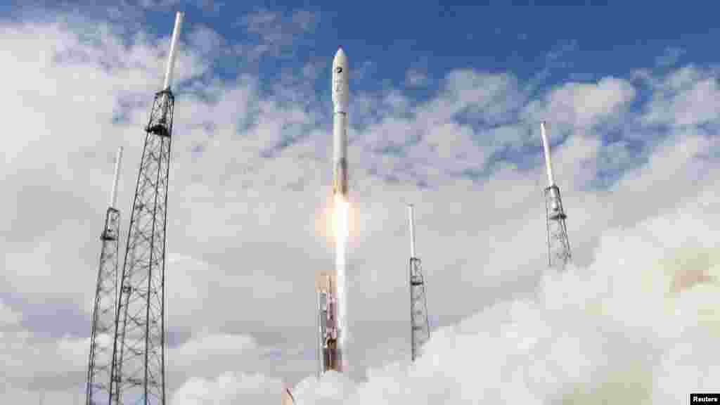 ABŞ ordusuna məxsus X-37B pilotsuz eksperimental kosmik təyyarəni fəzaya götürən raketin buraxılışı. Florida, 11 dekabr 2012