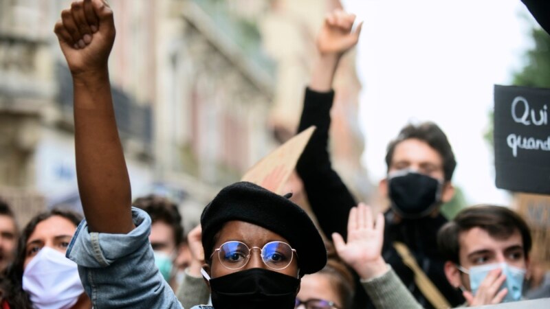 Franca kritikohet për diskriminim racor dhe dhunë policore