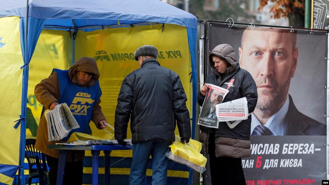 Последняя агитация перед выборами, соседние палатки соперничающих партий. Киев, 23 октября 
