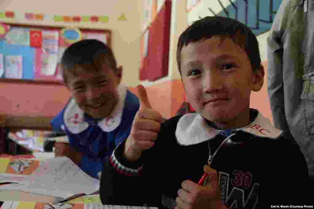 Кыргызских детей в школе села Улуу Памир обучают молодые турецкие учителя на турецком языке. Большинство детей не говорит на языке своих родителей. 