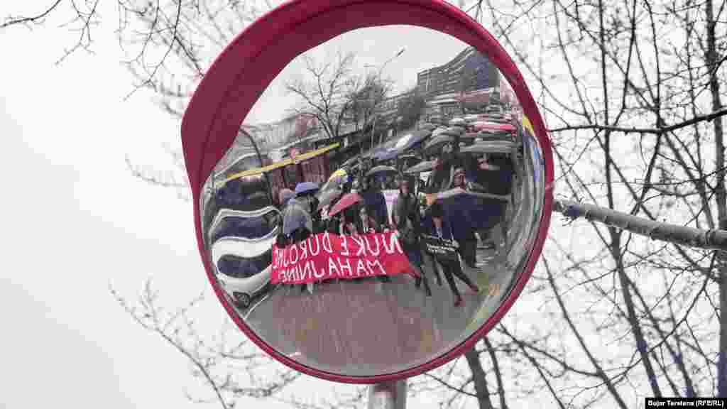 Protestues duke marshuar nëpër rrugët e Prishtinës. 