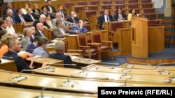 Prazne klupe u Skupštini Crne Gore nakon što su poslanici vladajućeg Demokratskog fronta napustili sjednicu nezadovoljni usvajanjem Rezolucije, kao i razrješenjem ministra pravde Vladimira Leposavića zbog negiranja genocida, Podgorica (17. jun 2021.)