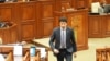 Deputatul PAS, Radu Marian, plecând de la tribuna parlamentului, la una dintre ședințele legislativului de la Chișinău.