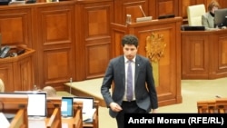 Deputatul PAS, Radu Marian, plecând de la tribuna parlamentului, la una dintre ședințele legislativului de la Chișinău.
