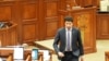 Deputatul PAS, Radu Marian, plecând de la tribuna parlamentului, la una dintre ședințele legislativului de la Chișinău.