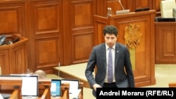 Deputatul PAS, Radu Marian, plecând de la tribuna parlamentului, la una dintre ședințele legislativului de la Chișinău.