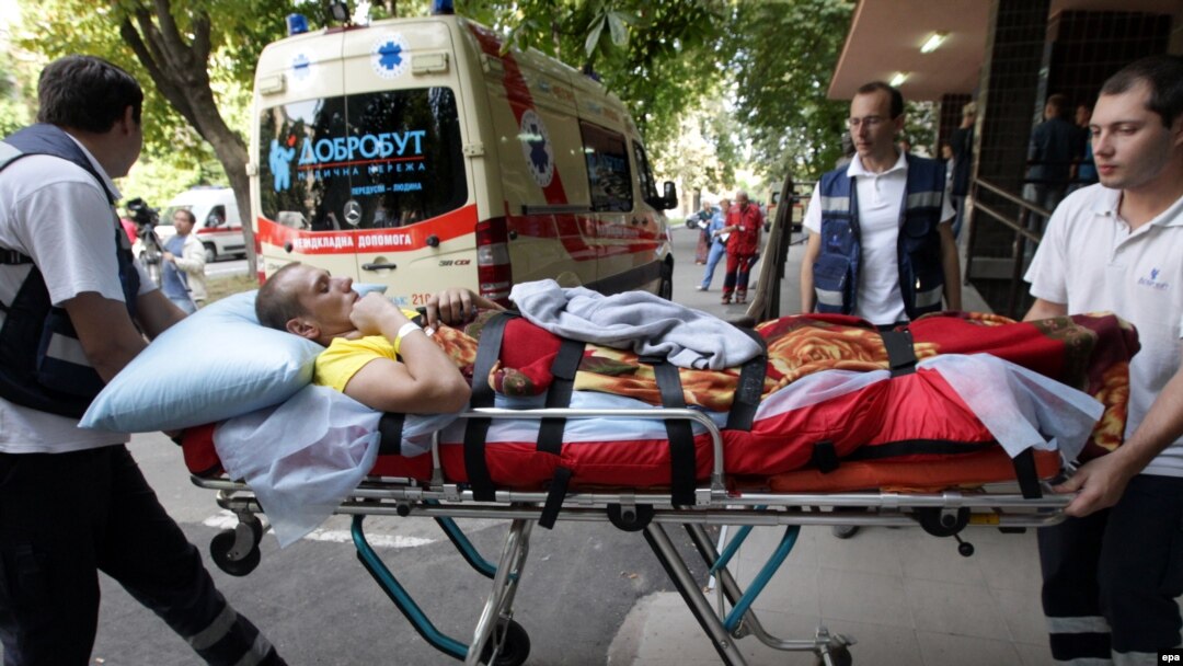 Medics carry a wounded Ukrainian soldier to an ambulance at a military hospital in Kyiv before being transported to Germany on September 2.