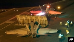 Պարսից ծոց - Ամերիկյան F/A-18E Super Hornet ռազմական օդանավը թռիչք է կատարում Abraham Lincoln ավիակրի թռիչքուղուց, մայիս, 2019թ․