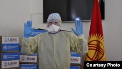 АКШнын Эл аралык өнүктүрүү агенттиги (USAID) жана Дүйнөлүк банк коронавирустан коргонуу үчүн Кыргызстанга атайын медициналык каражаттар түрүндөгү гуманитардык жардам тапшырды. 