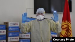 АКШнын Эл аралык өнүктүрүү агенттиги (USAID) жана Дүйнөлүк банк коронавирустан коргонуу үчүн Кыргызстанга атайын медициналык каражаттар түрүндөгү гуманитардык жардам тапшырган.