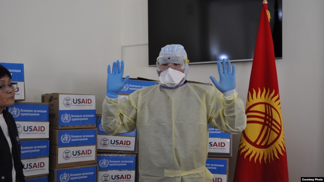 АКШнын Эл аралык өнүктүрүү агенттиги (USAID) жана Дүйнөлүк банк коронавирустан коргонуу үчүн Кыргызстанга атайын медициналык каражаттар түрүндөгү гуманитардык жардам тапшырды.
