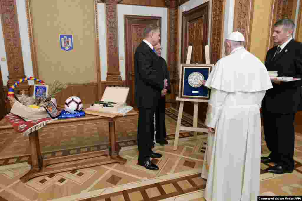 Klaus Iohannis i-a făcut Papei mai multe cadouri, printre care și o minge și un tricou cu autograf Gheorghe Hagi, fiind cunoscut faptul că Suveranul Pontif este un mare microbist.