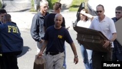 FBI investigators remove evidence from the former home of Pakistani-American Faisal Shahzad, who was sentenced to life imprisonment for terror offenses in 2010. (file photo)