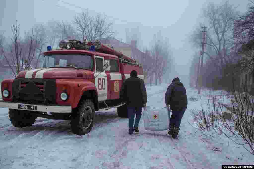 Humanitarian workers deliver blankets to Debaltseve.