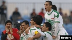 لاعبو المنتخب العراقي يحتفلون بعد تسجيل هدف الفوز على الكويت