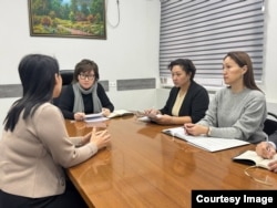 Омбудсман Жамила Жаманбаева ва омбдусман идораси ходимлари Ҳабиби Уланова билан мулоқот қилмоқда. 22 декабр, 2025 йил.