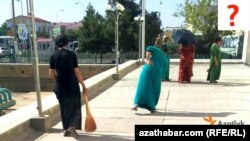 Türkmenabat şäherinde köçeleri süpürip, arassalaýan döwlet edara-kärhanalarynyň işgärleri.