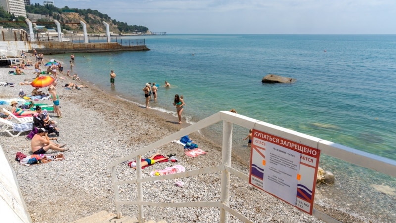 «Кто будет на пляже, если там отходы текут?»: где Крым самый грязный