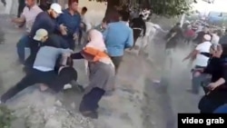 На кадре из видео – драка в Араванском районе Ошской области Кыргызстана.