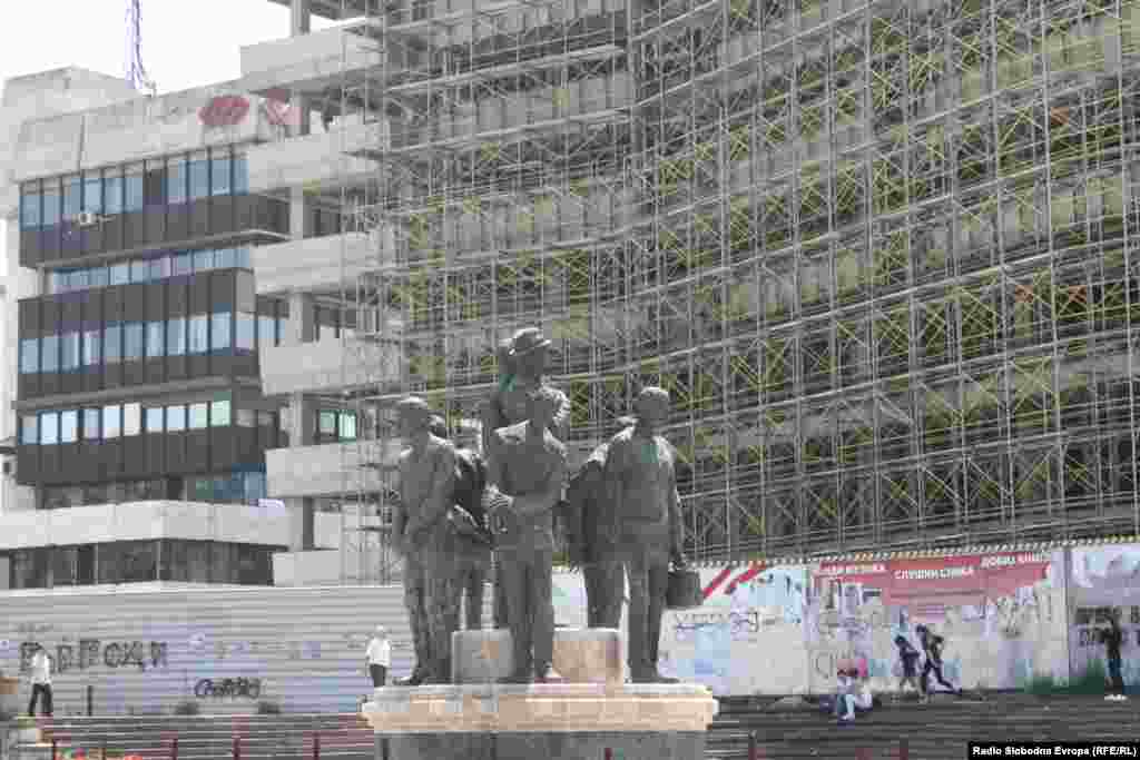 Za provedbu projekta pod nazivom ¨Skopje 2014.¨ zaduženi su Ministarstvo kulture Makedonije i grad Skopje. Planira se izgradnja i obnova 30 zgrada u samom centru grada, brojni spomenici – uključujući i statuu Aleksandra Velikog.