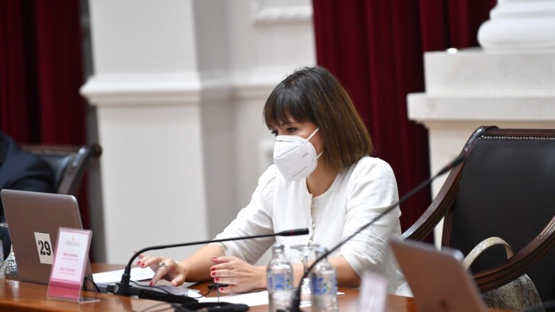 Министерката Царовска во изолација поради контакт со заразено лице од ковид-19