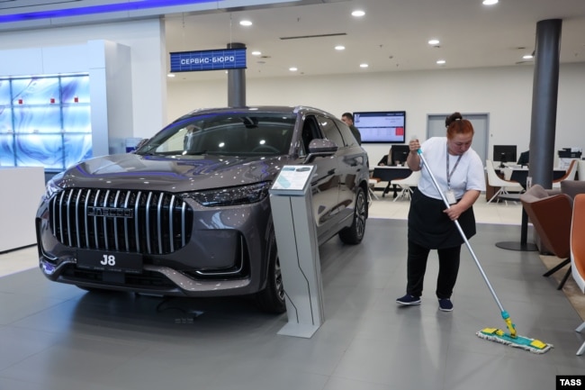 Дорога китайська автівка в одному з московських автосалонів. Росія