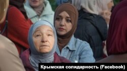 Пришедшие к суду по мере пресечения арестованным крымским татаркам