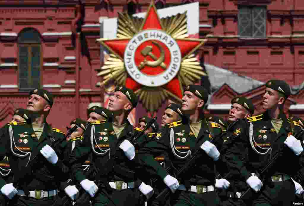 Російські військовослужбовці проходять маршем під час параду до Дня Перемоги на Красній площі Москви 24 червня. Військовий парад, який відзначає 75-у річницю перемоги над нацистською Німеччиною у Другій світовій війні, був запланований на 9 травня, але його перенесли через спалах коронавірусного захворювання