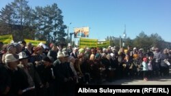 Сторонники Омурбека Бабанова на митинге в городе Таласе. 1 октября 2017 г.