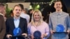 Gazetarja e REL-it, Sandra Cvetkoviq (në qendër të fotografisë) dhe fituesit e tjerë të çmimeve për verifikim të fakteve. 