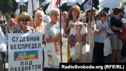Біля суду в Харкові знову збираються прихильники і опоненти Тимошенко