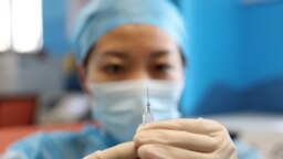 Koronavírus elleni vakcinát készítenek elő oltáshoz egy közösségi egészségügyi központban Qingdao-ban, a kínai Shandong tartományban, 2021. január 5-én