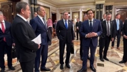 Reprezentanți ai delegațiilor SUA și Federației Ruse discută pe hol înainte de începerea negocierilor inclusiv despre încetarea războiului din Ucraina, la Riad, Arabia Saudită, 18 februarie 2025.