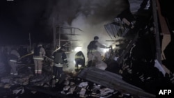 მაშველები მუშაობენ საჰაერო დარტყმის ადგილას ზაპოროჟიეში. 2025 წლის 24 დეკემბერი. "ფრანს პრესის" და უკრაინის საგანგებო ვითარებათა სამსახურის ფოტო