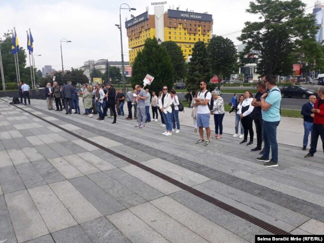 Protest turističkih radnika iz Hercegovine ispred zgrade zajedničkih institucija u Sarajevu, 8. juna 2021.