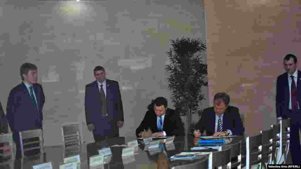 Semnarea acordului...